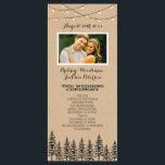 Programme Photo Rustic À feuillage persistant Pine Tree Prog<br><div class="desc">Photo Rustic À feuillage persistant Pine Tree Wedding Programs - présente un arrière - plan papier kraft imprimé avec des arbres à feuillage persistant ou des pins et des lampes à cordes suspendues au sommet. Changez la photo de démo à l'une de vos photos.</div>