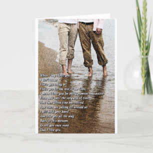 Promenade romantique sur la carte de plage