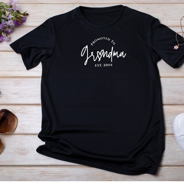 Promoté à Grand-mère Script Coeur noir T-shirt (Promoted to Grandma Script Heart Black T-Shirt
)