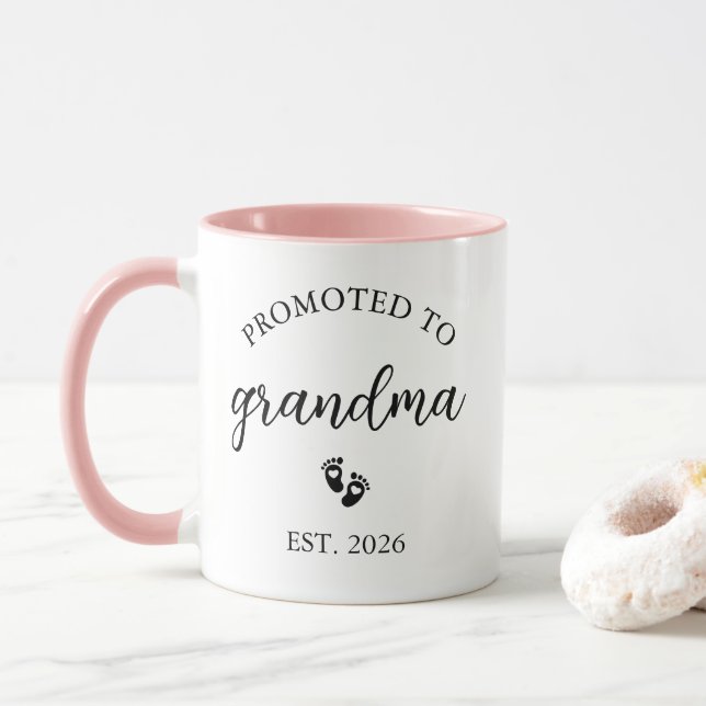 Promoted to Grandma 2026 Mug New Grandmother (Avec donut)
