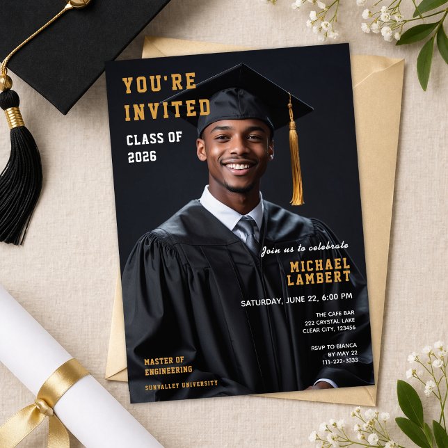 Promotion 2026 Photo Invitation de remise des dipl (Modern graduation invitation with photo clean black and gold Class of 2026 design)