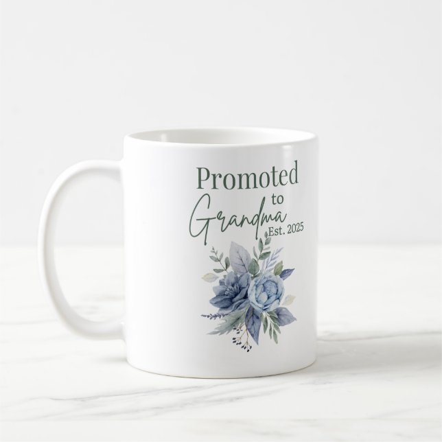 Promu à Grand-mère 2025, mug floral bleu (Gauche)