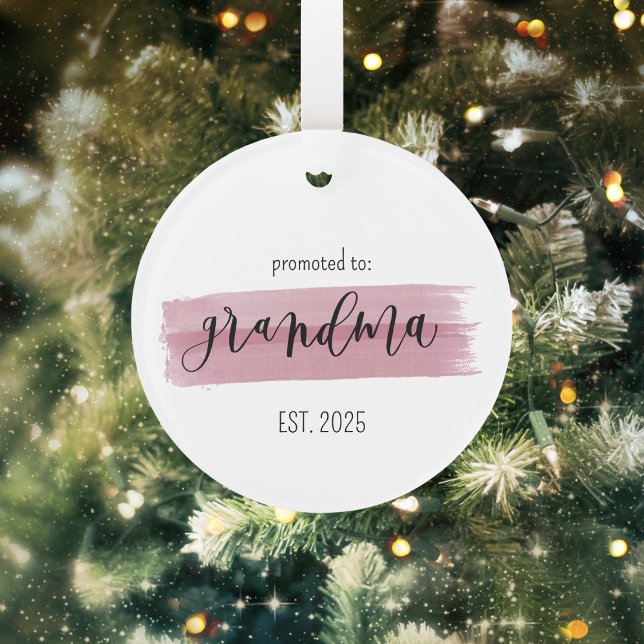 Promu à grand-mère Ornament personnalisé (Promoted to Grandma Ornament | Custom Pink Brush Script Design | Sweet Pregnancy Reveal Gift)