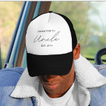 Promu à l'oncle EST 2025 Casquette | Nouveau cadea<br><div class="desc">Célébrez les nouvelles passionnantes avec ce chapeau de camionneur de style Promoted to Uncle EST 2025 — un cadeau réfléchi et pratique pour le nouvel oncle à être fier! Parfait pour les annonces de grossesse, les baby showers, le sexe révèle, ou juste comme une douce surprise, ce casquette combine confort...</div>