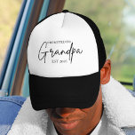 Promu au grand-père Casquette EST | Nouveau cadeau<br><div class="desc">Célébrez les grandes nouvelles en style avec ce chapeau de camionneur rétro "Promoted to Grandpa EST 2025"! Ce casquette moderne et amusant est le cadeau idéal pour les grands-pères ou les grands-pères. Qu’il s’agisse d’une faire-part de grossesse, de la fête des pères ou d’une simple surprise, ce casquette est un...</div>
