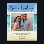 Prospectus 11,4 Cm X 14,2 Cm Budget Beach Seas et de la famille de voeux<br><div class="desc">Budget Beach Seas and Greutages Family Photo Christmas Card Flyer - Notre flyer de carte de Noël de plage budget comprend votre magnifique photo, typographie de script moderne qui dit "Seas & Greutages" sur une magnifique scène de plage aquarelle. Le message d'accueil modifiable dit "VOUS SOUHAITEZ LA CHALEUR ET JOUEZ...</div>