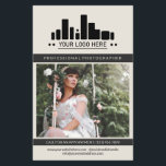 Prospectus 14 Cm X 21,6 Cm Photographe de charbon blanc précoce Logo Grosse p<br><div class="desc">Brochure marketing off-white pour un photographe professionnel personnalisé avec une grande photo, logo, informations de contact sur un côté, texte personnalisé, plus de photos, photo de profil dans un design charmant noir et blanc de fusain propre. Flyer photo professionnel féminin et chic dans un design épuré avec une couleur d'accent...</div>