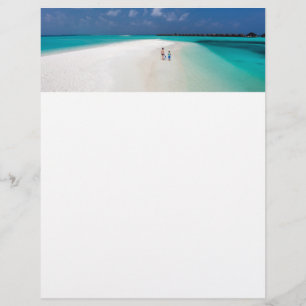 Prospectus 21,6 Cm X 24,94 Cm Mère et fils sur une plage tropicale