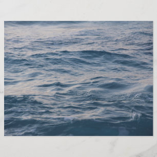 Prospectus 21,6 Cm X 24,94 Cm Photo de gros plan de rides sur l'eau de mer
