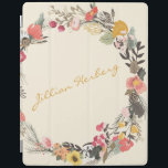 Protection iPad Automne Floral Wreath Jaune Vert avec nom<br><div class="desc">Cette élégante couverture iPad personnalisée dispose d'une belle couronne de fleurs d'automne dans une belle palette d'automne de jaune moutarde,  vert sauge,  et rougissant. Personnalisez-le avec votre nom en écriture de script. Super idée cadeau.</div>