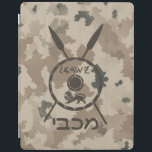 Protection iPad Bouclier Maccabee du désert et oreilles<br><div class="desc">Un style militaire brun "sobre" représentant un bouclier de Maccabee et deux lances sur un arrière - plan de camo dans le désert. Le bouclier est orné d'un lion et d'un texte lisant "Yisrael" (Israël) dans l'alphabet paléo-hébreu. Le texte hébreu "Maccabee" apparaît également. Les Maccabées étaient des rebelles juifs qui...</div>