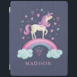 Protection iPad Cute Unicorn arc-en-ciel<br><div class="desc">Une mignonne licorne avec des coeurs et un arc-en-ciel décorent cette couverture iPad. Personnalisez-le avec son nom. Un cadeau amusant pour une fille. Conçu pour vous par Blackberry Boulevard.</div>