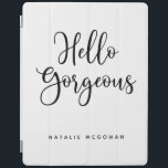 Protection iPad Élégant script noir Bonjour magnifique<br><div class="desc">Un housse chic noir et blanc avec les mots,  Bonjour magnifique.Personnalisez-le avec votre nom. Une belle couverture pour protéger votre ipad. Amusant pour retourner à l'école pour les filles,  ou pour un cadeau de remise de diplômes. Conçu pour vous par Blackberry Boulevard.</div>