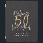 Protection iPad Faire passer 50 ans en or<br><div class="desc">Célébrez votre 50e anniversaire en style avec cet effet noir,  blanc et or 50 et fabuleux design d'anniversaire. Un design moderne avec du texte de script et des graphismes audacieux. Modifiez la couleur pour la customiser. Partie d'une collection.</div>