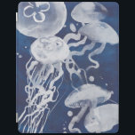 Protection iPad Jellyfish sur Arrière - plan de la Marine<br><div class="desc">Jellyfish on Navy Arrière - plan Artiste : Grace Popp</div>