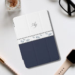Protection iPad Mini Aquarelle minimaliste monogrammée<br><div class="desc">Double initiales monogrammed minimaliste aquarelle iPad mini Couvercle en bleu et blanc avec un motif de coquillage d'une moule bleu foncé illustration dessinée par moi</div>