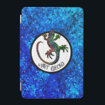 Protection iPad Mini Art Gecko<br><div class="desc">Art Gecko Ce boîtier téléphonique est décoré d'une belle silhouette de gecko multicolore scintillante en cercle. L'arrière - plan est un motif bleu parties scintillant qui rappelle l'eau. Le texte amusant qui dit "Art Gecko" est une référence à "Art Déco",  vous pouvez le customiser comme vous voulez.</div>