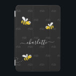 Protection iPad Mini Black happy bumble abeilles été fun humour monogra<br><div class="desc">Décoré avec des bees jolies, souriantes, jaunes et noires. Un arrière - plan noir chic. Personnalisez et ajoutez un nom et votre monogramme, initiales. Le monogramme en gris comme motif dans l'arrière - plan. Le nom est écrit en blanc avec un script de style moderne écrit à la main avec...</div>