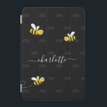 Protection iPad Mini Black happy bumble abeilles été fun humour monogra<br><div class="desc">Décoré avec des bees jolies, souriantes, jaunes et noires. Un arrière - plan noir chic. Personnalisez et ajoutez un nom et votre monogramme, initiales. Le monogramme en gris comme motif dans l'arrière - plan. Le nom est écrit en blanc avec un script de style moderne écrit à la main avec...</div>