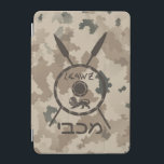 Protection iPad Mini Bouclier Maccabee du désert et oreilles<br><div class="desc">Un style militaire brun "sobre" représentant un bouclier de Maccabee et deux lances sur un arrière - plan de camo dans le désert. Le bouclier est orné d'un lion et d'un texte lisant "Yisrael" (Israël) dans l'alphabet paléo-hébreu. Le texte hébreu "Maccabee" apparaît également. Les Maccabées étaient des rebelles juifs qui...</div>