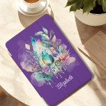 Protection iPad Mini Cristaux Boho Dreamcatcher<br><div class="desc">Cette housse d'iPad en boho onirique est composée d'un grand cristal en forme de larme avec un beau mélange d'aquamarine et de couleurs turquoise. Un feuillage délicat, des cristaux suspendus et un attrapeur de rêve préservent votre iPad avec une touche de magie. Personnalisée avec votre nom, cette couverture enchanteresse vous...</div>