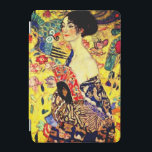 Protection iPad Mini Dame Gustav Klimt avec ventilateur<br><div class="desc">Couverture iPad avec peinture à l’huile de Gustav Klimt Lady with Fan (1918). Une femme portant un kimono bleu tient un ventilateur rouge contre un arrière - plan jaune coloré de fleurs et de paons. Un grand cadeau pour les amateurs de Japonisme et d'art européen.</div>