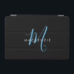 Protection iPad Mini Élégant Black Sky Blue Script Monogramme moderne<br><div class="desc">Élégant Black Sky Blue Script Monogram iPad Mini Couverture. Un élégant monogramme de scénario bleu ciel combiné à une police blanche propre san-serif fait pour un look contemporain.</div>