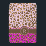 Protection iPad Mini Empreinte de léopard monogramme rose brun couvertu<br><div class="desc">Un coque monogramme de style empreinte de léopard unique dans les tons rose vif et marron contrastant. Un cadeau parfait pour une fille ado ou une femme à la mode. Personnalisez cet objet avec l'initiale de votre choix. Voici l'exemple : R. Ce coque original est conçu par Sarah Trett.</div>
