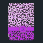 Protection iPad Mini Empreinte de léopard violet noir monogramme ipad c<br><div class="desc">Un coque monogramme de style empreinte de léopard unique dans des tons violets et noirs contrastés. Un cadeau parfait pour une fille ado ou une femme à la mode. Personnalisez cet objet avec l'initiale de votre choix. Voici l'exemple : R. Ce coque original est conçu par Sarah Trett.</div>