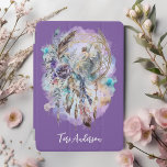 Protection iPad Mini Lavande de fée Dreamcatcher mystique<br><div class="desc">Cette couverture mystique iPad a un attrapeur de rêve enchanteur avec une belle fée, fleurs, plumes et feuillage délicat. Personnalisé avec votre nom, ce coque magique est sûr d'avoir une ambiance apaisante pour votre iPad. Vous pouvez modifier la police, la couleur du texte ou la couleur de l'arrière - plan...</div>