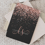 Protection iPad Mini Luxe Rose Gold Parties scintillant Élégant Monogra<br><div class="desc">Glam Rose Gold Parties scintillant Elegant Monogram iPad Couverture. Personnalisez facilement cette housse de tablette chic branchée avec une élégante parties scintillant brillante d'or rose sur un arrière - plan noir. Le design comprend votre monogramme manuscrit avec de jolis tourbillons et votre nom.</div>