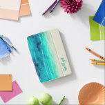 Protection iPad Mini Mer étincelante peinte moderne nom aqua sable<br><div class="desc">coque moderne original à motif de sable et mer en aqua,  bleu vert avec vagues blanches et tons sable. Customisez avec le nom de votre choix. Exemple : Kaitlyn. OEuvre d'art peinte à la main avec revêtement graphique par Sarah Trett pour www.mylittleeden.com</div>