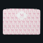 Protection iPad Mini Monogrammed Pink Coquette bow motif personnalisé<br><div class="desc">Personnalisé ce Monogrammed Pink Coquette Bow Ribbon Motif capot ipad personnalisé! Doté d'un design élégant à l'arc et au ruban motif avec votre monogramme et votre nom personnalisés, ce couvre-comprimé est parfait pour la femme élégante et férue de technologie. Un accessoire à la mode et fonctionnel, c’est un cadeau idéal...</div>
