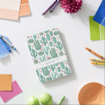 Protection iPad Mini Monographie du motif blanc blanc vert cactus<br><div class="desc">Un arrière - plan blanc chic décoré d'un motif fantaisiste de cactus peints, cactus et succulents et coeurs rouge et vert. Pour les filles et les femmes ados. Personnalisez et ajoutez votre nom. Le nom est écrit avec un grand script de style moderne écrit à la main. Lettres de couleur...</div>
