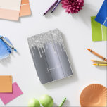 Protection iPad Mini Parties scintillant argent goutte nom glamour<br><div class="desc">Un étui téléphonique élégant,  girly et glam. Faux gouttes de parties scintillant argent,  look goutte de peinture. Arrière - plan métallique argent Faux. Insérez votre nom,  écrit avec un script de style moderne écrit à la main. Lettres de couleur blanche.</div>