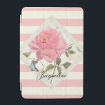 Protection iPad Mini Peine peinte à la main rose rayée avec papillon bl<br><div class="desc">Une fleur de pivoine rose très détaillée et élégante avec un joli papillon bleu de style vintage est en fait une oeuvre peinte à la main par Audrey Jeanne. Joli, coloré, doux féminin avec votre nom personnalisé dans une police écriture manuscrite. Un parchemin antique comme arrière - plan avec tourbillons,...</div>