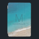Protection iPad Mini Plage Photo Turquoise Ocean Waves Personnalisé<br><div class="desc">Océan turquoise et vagues douces sur une côte de sable doux avec un script de calligraphie moderne monogramme initial et nom personnalisé sur le devant d'une manche d'ordinateur portable disponible pour protéger plusieurs tailles d'ordinateur différentes. Cliquez sur "customiser plus loin" pour modifier le modèle et modifier les polices ou les...</div>
