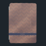 Protection iPad Mini Rose de cuivre or huile Chevron Marine bleu Monogr<br><div class="desc">Chic Cuivre Rose Gold Foil Chevron Navy Blue Monogram couverture avec élégant arrière - plan bleu foncé et espace pour votre nom ou autre texte personnalisé. Facile à customiser avec du texte, des polices et des couleurs. Créé par le designer pro Zazzle BK Thompson © exclusivement pour Cedar et String;...</div>