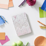 Protection iPad Mini Rose or marbre Chevron Parties scintillant Monogra<br><div class="desc">Arrière - plan roux avec un élégant monogramme sur le fond avec chevron or rose parties scintillant au centre et un marbre rose sur le dessus. Élément élégant et chic qui peut être customisé très facilement avec un changement de police ou de couleur, ou vous pouvez simplement choisir d'écrire votre...</div>