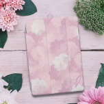Protection iPad Mini Rose rose floral Motif Monogramme iPad couverture<br><div class="desc">Ajoutez votre initiale à ce joli couvre-lit fleuri rose. Design inspiré par les belles roses roses qui fleurissaient dans mon jardin.</div>