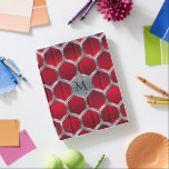 Protection iPad Motif géométrique en argent rouge et métallique<br><div class="desc">Elégant design géométrique polygonal moderne rouge et gris argent avec monogramme personnalisé.</div>