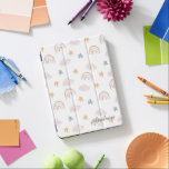 Protection iPad Pro Aquarelle mignonne et Whimsical Motif arc-en-ciel<br><div class="desc">Une coque ipad simple et moderne avec arcs-en-ciel aquarelle,  étoiles et nuages motif dans des couleurs pastel bleu clair,  rose et orange. Personnalisez-le avec votre nom. Parfait comme cadeau pour les enfants qui aiment gribouiller et dessiner.</div>