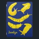 Protection iPad Pro Banana Slugs Jaune et Bleu Personnalisé<br><div class="desc">Protégez votre iPad avec style grâce à cette couverture personnalisée. Il présente des illustrations de limaces de banane dans un ensemble jaune vif et ensoleillé contre un arrière - plan bleu royal,  et est prêt à être personnalisé avec un nom en écriture de script jaune.</div>