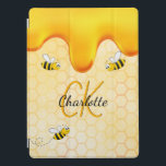 Protection iPad Pro Bumble abeilles miel nid d'abeille goutte de miel<br><div class="desc">Arrière - plan jaune,  blanc avec un motif abeille et joyeux bourdons souriants abeilles. Décoré avec du miel doré doux qui dégouline. Personnalisez et ajoutez votre nom et vos initiales monographiques,  en lettres dorées et noires. Le nom est écrit avec un script de style écrit à la main.</div>