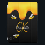 Protection iPad Pro Bumble abeilles miel noir goutte monogramme<br><div class="desc">Un arrière - plan noir élégant et de jolies bourdons souriants. Décoré avec du miel doré doux qui dégouline. Personnalisez et ajoutez votre nom et vos initiales monographiques,  en lettres dorées et blanches. Le nom est écrit avec un script de style écrit à la main.</div>