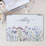 Protection iPad Pro Cover Aquarelle de monogramme Fleur sauvage pourpre<br><div class="desc">Élevez votre iPad Air avec notre couverture de pré Fleur sauvage violet aquarelle. Customisez avec votre nom dans un script élégant,  parfait pour les amateurs de fleurs fleurs sauvages et violettes qui apprécient une touche de chic boho.</div>