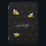 Protection iPad Pro Cover Black happy bumble abeilles été fun humour monogra<br><div class="desc">Décoré avec des bees jolies, souriantes, jaunes et noires. Un arrière - plan noir chic. Personnalisez et ajoutez un nom et votre monogramme, initiales. Le monogramme en gris comme motif dans l'arrière - plan. Le nom est écrit en blanc avec un script de style moderne écrit à la main avec...</div>