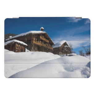 Protection iPad Pro Cover cabines traditionnels en bois dans la neige
