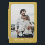 Protection iPad Pro Cover Calligraphie jaune élégant Photo personnalisée<br><div class="desc">Cette couverture iPad personnalisée présente un design moderne et élégant avec une photo personnalisable à l'avant, encadrée par une chaude bordure jaune moutarde. Le design est accentué par un élégant script blanc pour votre nom ou message, en faisant un accessoire unique et pratique. Parfait pour protéger votre appareil tout en...</div>