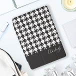 Protection iPad Pro Cover Classic moderne noir et blanc Houndstooth<br><div class="desc">Ce design est composé d'un classique motif en pied de noir et blanc. Combinée à votre propre texte personnalisé,  cette composition crée une couverture iPad moderne chic et unique.</div>